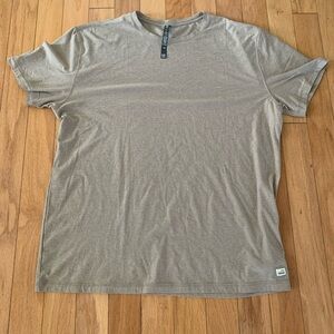 Vuori short sleeve tshirt size XXL